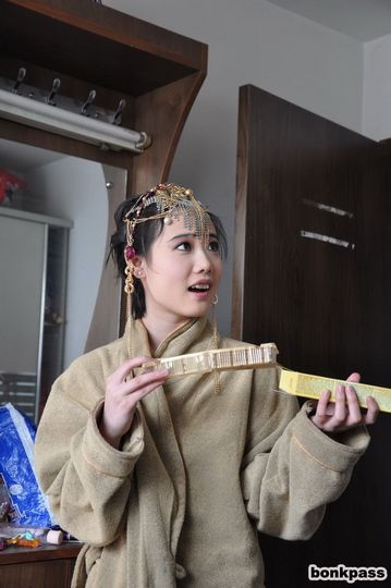 Молодая китаянка в традиционной одежде