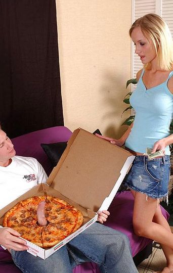 Раскрепощенный парень подарил телке фаллос в пицце